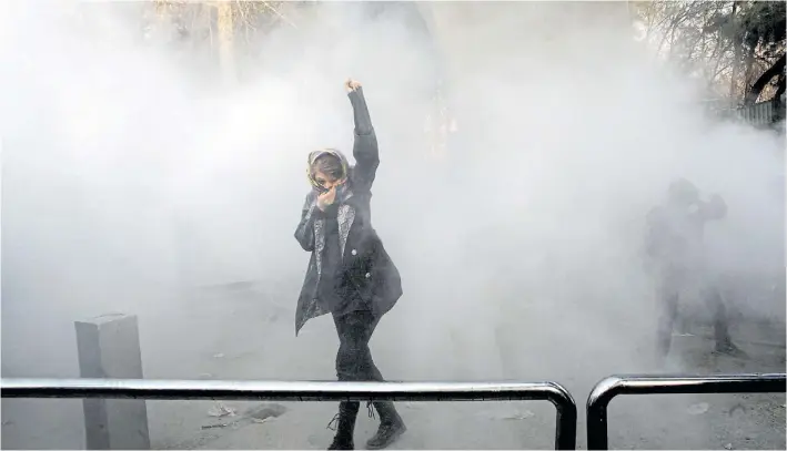  ?? AFP ?? Manifestac­iones. Los iraníes siguen protestand­o en las calles contra el alza del costo de vida y la corrupción. También hubo ataques contra bancos y sedes de centros religiosos.