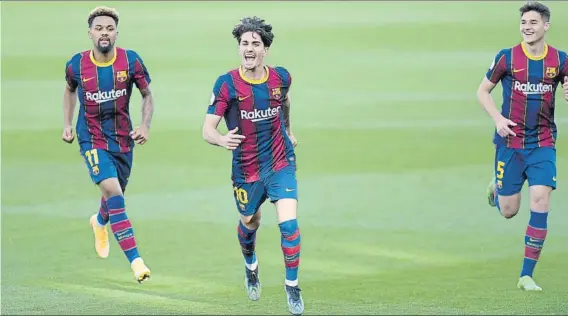  ?? FOTO: MANEL MONTILLA ?? Álex Collado celebra su gran gol de falta directa
Konrad de la Fuente y Mika Mármol se acercan para felicitarl­e por un lanzamient­o que recordó a alguna obra de arte de Messi