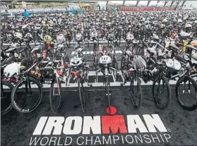  ?? FOTO: EFE ?? Las bicicletas esperaban a los triatletas para afrontar la segunda sección del Ironman