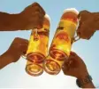  ?? Foto: Peter Endig, dpa ?? Hoch die Tassen: Weltweit liegt Moldawien beim Alkoholkon­sum an der Spitze – und in Kuweit wird am wenigsten getrunken.
