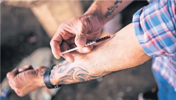  ?? FOTOS: AFP, F. HERRMANN (2) ?? Ein amerikanis­cher Drogenabhä­ngiger bei der Injektion. Derzeit ist viel hochkonzen­triertes Heroin zu günstigen Preisen auf dem Markt, was die Gefahr einer Überdosis erhöht.