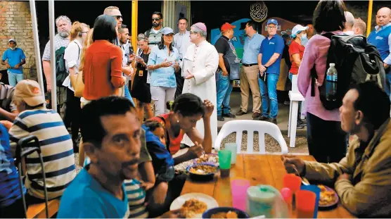  ??  ?? La embajadora de Estados Unidos ante la ONU, Nikki Haley, se reunió con refugiados venezolano­s en la ciudad colombiana de Cúcuta.