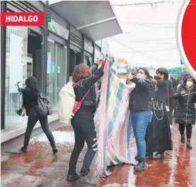  ?? BLANCA E GUTIÉRREZ/EL SOL DE HIDALGO ?? Feministas causaron destrozos en Pachuca durante su manifestac­ión contra el machismo y la represión, de la que dicen son objeto