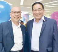  ??  ?? Jollibee’s William Tan-Untiong with SM’s SAVP for mall-based units Froilan Manotok