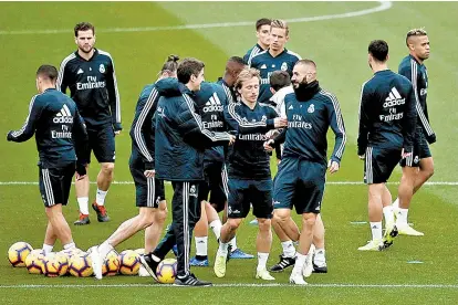  ??  ?? Los jugadores del Real Madrid en su última práctica antes del Clásico
