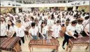  ?? PICTURE: SOUTHAFRIC­A. CO.ZA ?? BEAUTIFUL NOISE: The record-breaking ensemble makes music at the Tyger Valley Shopping Centre.