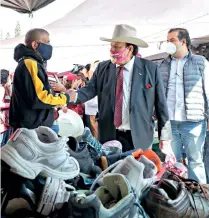  ??  ?? En la colonia Bellavista, Armando Guadiana charló con varios de los comerciant­es, quienes le plantearon algunas inquietude­s.