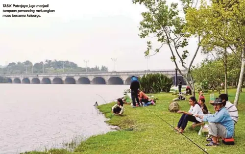  ??  ?? TASIK Putrajaya juga menjadi tumpuan pemancing meluangkan masa bersama keluarga.