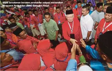  ??  ?? NAJIB bersalaman bersama perwakilan selepas merasmikan Mesyuarat Perwakilan UMNO Bahagian Pekan.