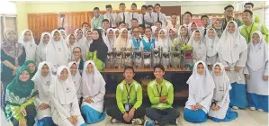  ??  ?? PELAJAR PSS bersama pelajar sekolah SMK Sandakan 2 dalam program 1P1K sebagai pembukaan siri jelajah EPPB 2017 zon itu.