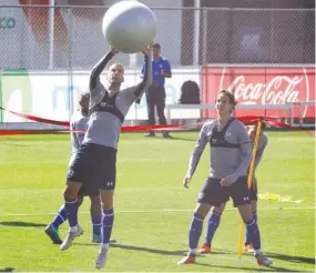  ??  ?? El centrocamp­ista Édgar Méndez y compañía, durante la práctica.