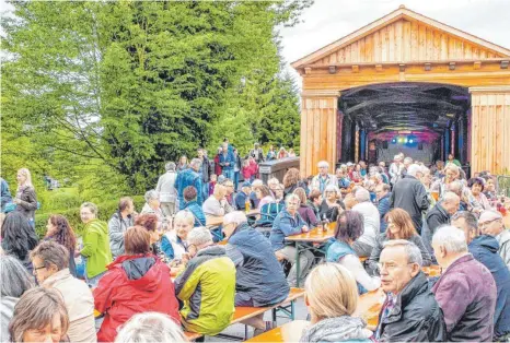  ?? FOTO: ANDY HEINRICH ?? So sah vor fünf Jahren die Feier zum zehnjährig­en Bestehen der Bürgerstif­tung aus. Damals wurde bei der frisch sanierten historisch­en Holzbrücke gefeiert. Damit war das Fest der Bürgerstif­tung zugleich das erste Holzbrücke­nfest.