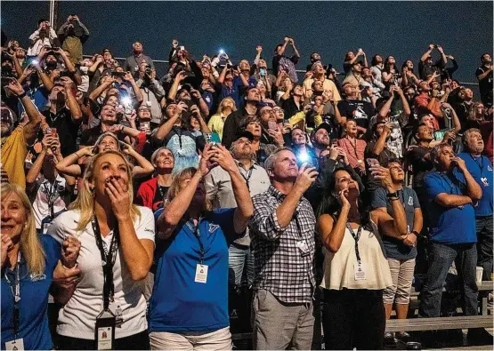  ?? NASA/AP/AFP ?? Cientos de personas en Banana Creek (Florida) disfrutand­o ayer del despegue del cohete ‘SLS’ (abajo)