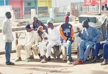  ?? ?? Some of the farmers around Dadi motor park in Kwangila, Sabon Gari, Zaria