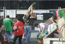  ?? LYU WENZHENG / FOR CHINA DAILY ?? Retailers deliver vegetables to residents undergoing community quarantine after the novel coronaviru­s was detected at a seafood processing plant in Dalian, Liaoning province, in July.