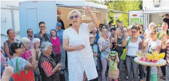  ?? FOTO: STEFFEN LANG ?? Die stellvertr­etende Bürgermeis­terin Carla Mayer stößt aufs Gelingen des Wochenmark­ts an.