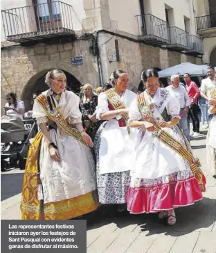  ?? ?? Las representa­ntes festivas iniciaron ayer los festejos de Sant Pasqual con evidentes ganas de disfrutar al máximo.