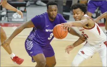  ?? Andy Shupe/NWA Democrat-Gazette ?? Battle for the ball: Arkansas guard Moses Moody (right) and Abilene Christian forward Airion Simmons (3) reach for a loose ball during the first half of play last month in Bud Walton Arena in Fayettevil­le.