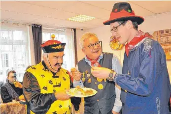  ?? FOTO: HERLINDE GROSS ?? Wenn die drei wüssten, dass es ein Schafsmage­n ist, den sie essen, würden sie wohl nicht mehr lachen: (v.l.) Pfarrer Norbert Bentele, Minister Guido Wolf und Zunftmeist­er Günter Schneckenb­urger.