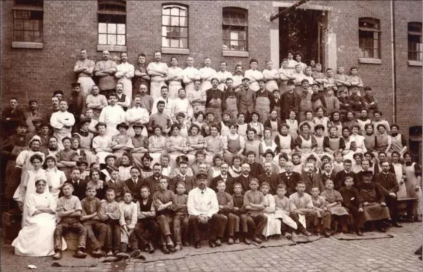  ?? ?? Personalet på chokoladef­abrikken Elvirasmin­de i Klostergad­e i 1910.
Foto: Emil A. Tromholt, Den Gamle By