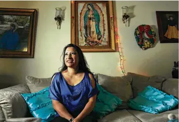  ?? Karen Warren / Houston Chronicle ?? Teresa Uribe, quien ayuda a latinos de bajos recursos en temas de salud y otros servicios, además de colaborar con víctimas de abuso doméstico en el Women’s Center, posa en su casa de Houston.