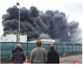 ??  ?? Fumée provenant de l’incendie de l’usine Lubrizol à Rouen, le 26 septembre.