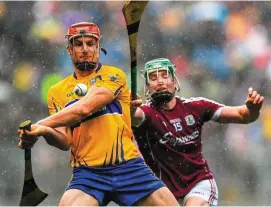  ?? DAVID FITZGERALD ?? Clare’s John Conlon slips clear of Galway’s Cathal Mannion