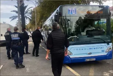  ?? (Photos L. H.) ?? De nombreuses dégradatio­ns et agressions ont été signalés sur la ligne , entraînant jeudi une opération de contrôle des forces de l’ordre, qui a rapidement mis en exergue les problèmes soulevés.