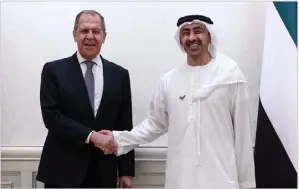  ??  ?? وزير الخارجية الإماراتي عبد الله بن زايد يصافح نظيره الروسي سيرغي لافروف أمس في أبو ظبي
