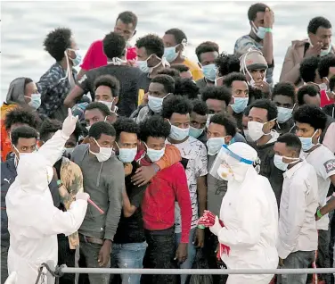  ?? REUTERS ?? Migrantes rescatados
son revisados en un puerto de Malta, donde crecen los contagios/