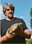  ??  ?? Müller zeigt eine seiner beiden ersten Schildkröt­en, die er im Alter von acht Jahren geschenkt bekommen hat.