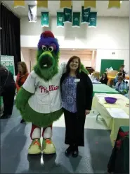  ??  ?? Amy Kokoles with the Philly Phanatic.