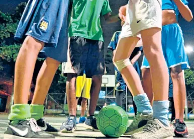  ??  ?? LOS NIÑOS VEN EL FÚTBOL como una forma de ganar el respeto del barrio. También sueñan con ver estadios llenos coreando sus nombres.