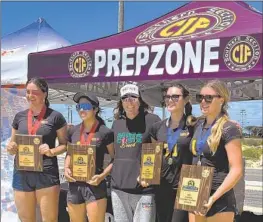  ?? Luca Evans Los Angeles Times ?? MIRA COSTA’S beach volleyball tandem of Erin Inskeep, right, and Charlie Fuerbringe­r, second from right, with coach Kelly Reynolds, beat teammates Tanon Rosenthal, left, and Savanna Lau, second from left, in the pairs final.