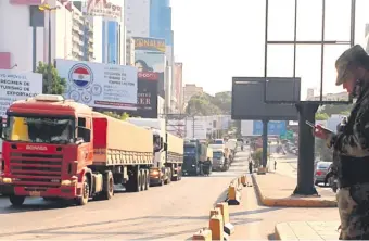  ??  ?? Las restriccio­nes fronteriza­s en el marco de la pandemia causan demoras en los envíos de granos, así como de otros rubros, hacia el Brasil.