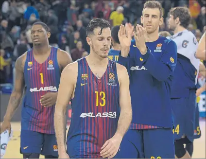  ?? FOTO: MANEL MONTILLA ?? Rostros tristes de Heurtel, Seraphin y Claver tras la derrota. La frustració­n fue general en el Blaugrana