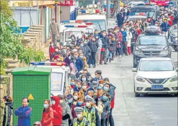 ?? AP ?? ■
People line up to buy face masks from a medical supply company in Nanning in southern China's Guangxi Zhuang Autonomous Region.