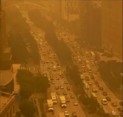  ?? Andy Bao)/Associated Press ?? Traffic in New York City on June 7, amidst smokey haze from wildfires in Canada.