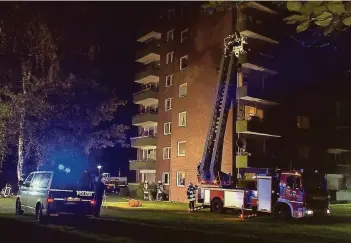  ?? FOTOS (3): GÜNTER JUNGMANN ?? Viele Bewohner des 32-Parteien-Hauses hatten sich vor dem Rauch auf die Balkone gerettet. Die Feuerwehr setzte zwei Drehleiter-Wagen ein.