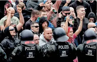  ??  ?? Јачање екстремизм­а на истоку Немачке: Протести ултрадесни­чара у Кемницу