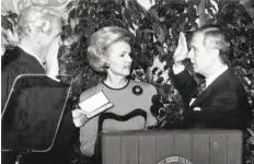  ?? Dan Groshong / UPI 1991 ?? As California’s Chief Justice, Malcolm Lucas (left) administer­s the oath of office to former Gov. Pete Wilson in 1991 as Wilson’s wife, Gayle, looks on.