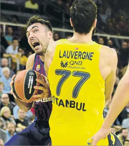  ?? FOTO: MANEL MONTILLA ?? Pierre Oriola, pívot del Barça Lassa, choca contra Joffrey Lauvergne, del Fenerbahce, en el encuentro de ayer