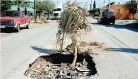  ??  ?? El socavón sobre la calle Campo Nuevo sin señalamien­to alguno y sin atención.