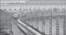  ?? LIN TAO / FOR CHINA DAILY ?? A test train runs on the Qingliu-Quanzhou rail section of the Xingguo-Quanzhou Railway. The project is built to facilitate trips between Fujian and Jiangxi provinces.