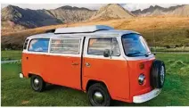  ??  ?? Le fameux Combi Volkswagen orange des années soixantedi­x. Devant le succès grandissan­t des vans aménagés, le constructe­ur allemand a décidé de relancer une version modernisée de ce mythique véhicule.