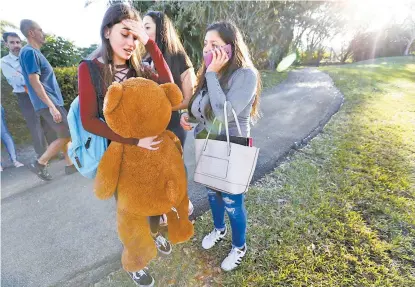  ?? WILFREDO LEE/AP ?? Muchos de los estudiante­s estaban asustados y algunos en estado de shock tras los disparos.