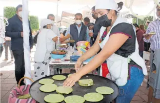  ?? CÉSAR MARTÍNEZ ?? Los puestos están instalados en el centro de esta ciudad