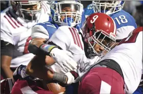  ?? (Arkansas Democrat-Gazette/Staci Vandagriff) ?? Sylvan Hills’ Xavier Okafor (left) tackles Pine Bluff’s Zaevion Barnett during the first half Thursday at Bill Blackwood Field in Sherwood. More photos available at arkansason­line.com/925pbsylva­n/.