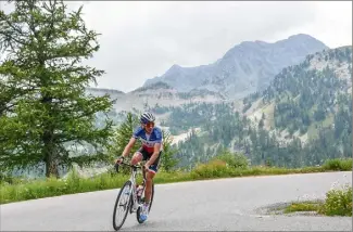  ?? (Photo Arkéa-Samsic) ?? Depuis le  juillet, Warren Barguil enchaîne les cols des Alpes-Maritimes.