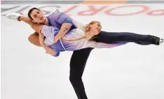  ?? Foto: dpa ?? Aljona Savchenko und Bruno Massot holten sich spielend leicht die deutsche Meister schaft in Frankfurt.